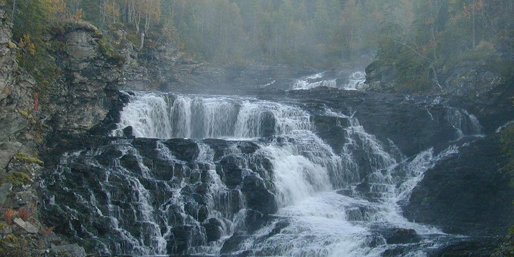 位于Tya的Kverfossen瀑布
